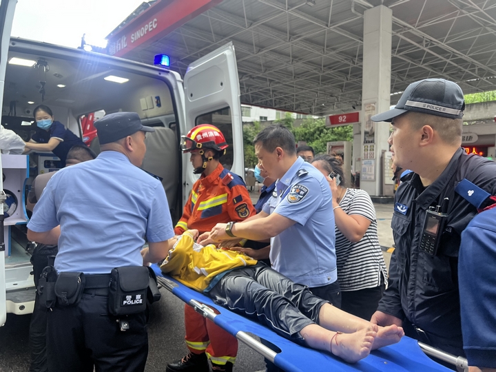 成功救出被困者并送上救护车。剑河县消防救援大队供图