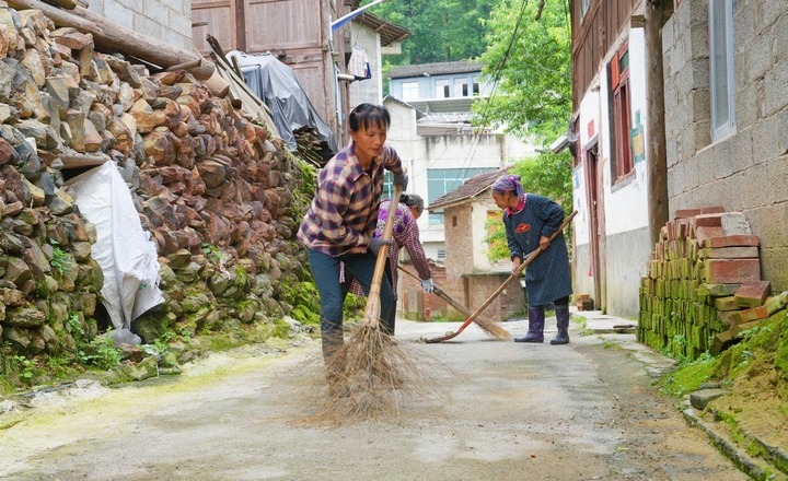 南寨鎮柳社村村民清掃路面。.jpg