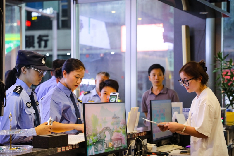 督察组正在向酒店工作人员发放宣传资料。