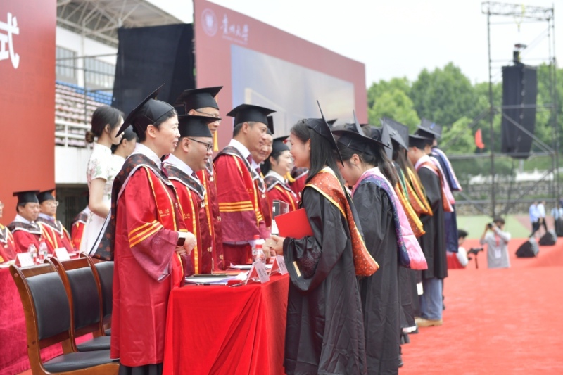 贵州大学2025届毕业典礼暨学位授予仪式现场。