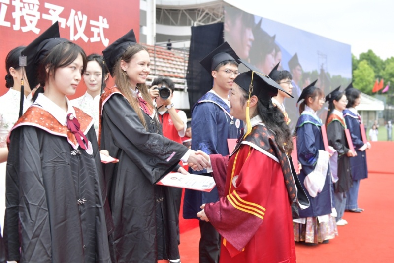 贵州大学2025届毕业典礼暨学位授予仪式现场。