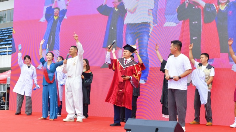 贵州大学2025届毕业典礼暨学位授予仪式现场。