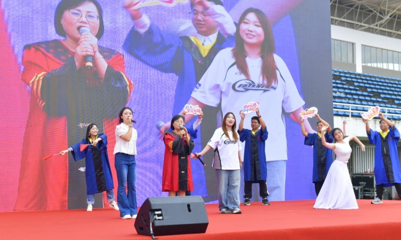 贵州大学2025届毕业典礼暨学位授予仪式现场。