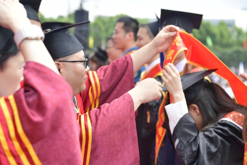 贵州大学2025届毕业典礼暨学位授予仪式现场。