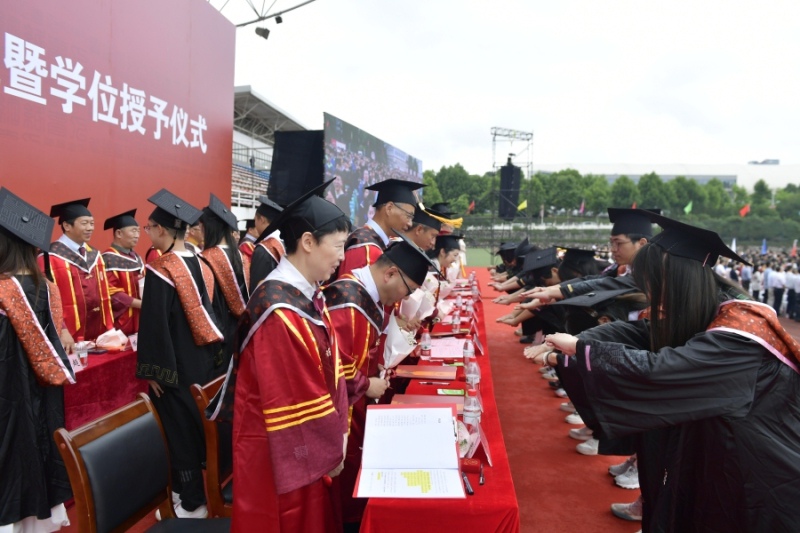 贵州大学2025届毕业典礼暨学位授予仪式现场。