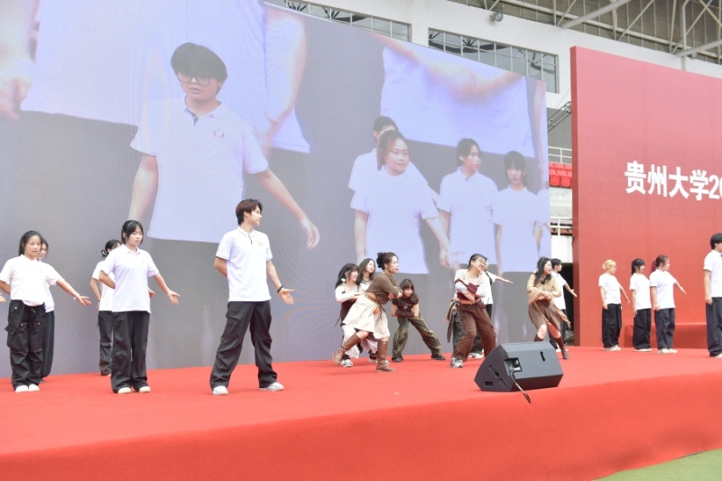 贵州大学2025届毕业典礼暨学位授予仪式现场。