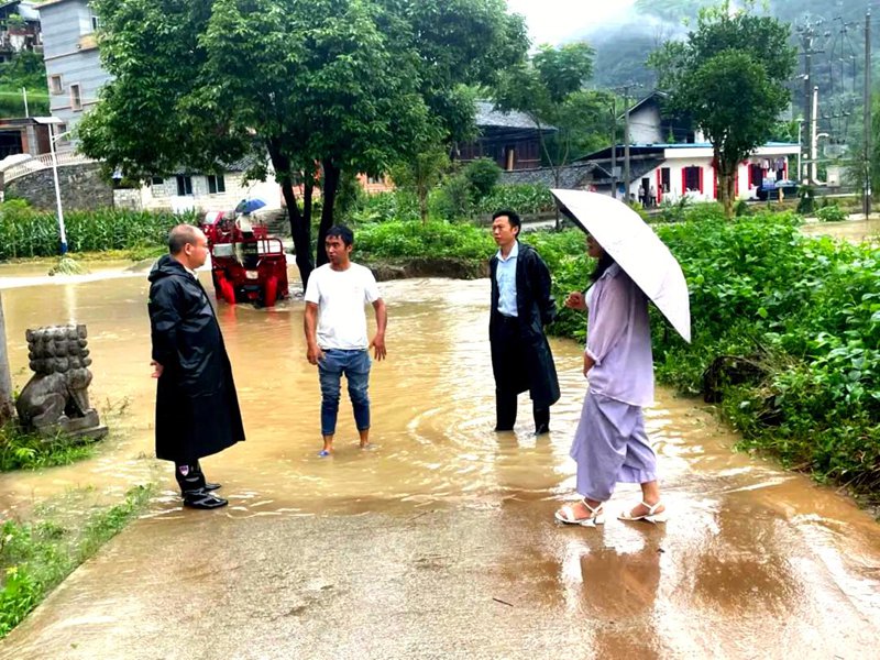 德江縣穩坪鎮黨委書記朱俊卿到受災點督導。