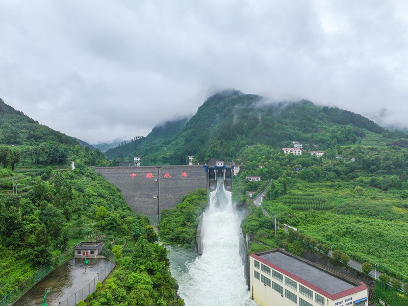 遵义中桥水库泄洪。吴云航摄