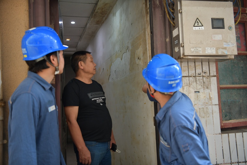 安順供電局赴榕江支援的搶修人員火速組建青年突擊隊，挨家挨戶為低壓客戶上門排查用電設備、線路隱患。易黎攝