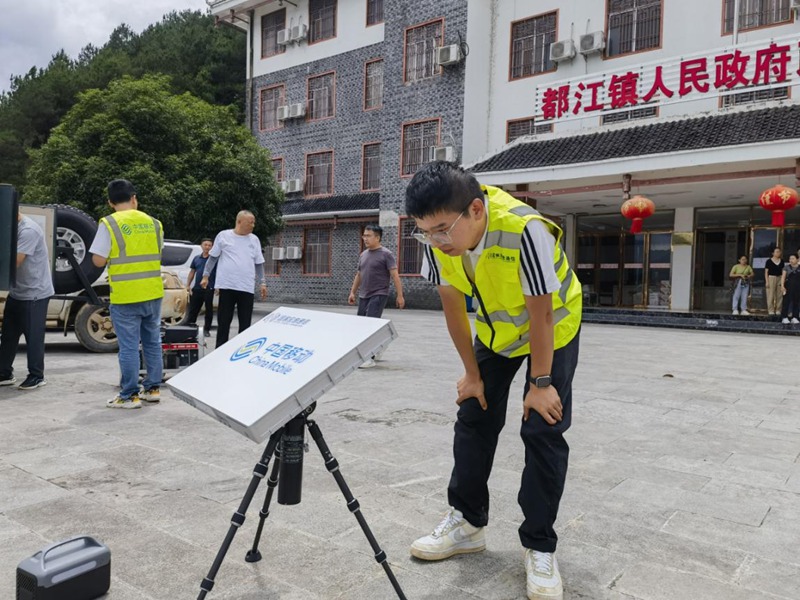 圖為貴州移動救援隊緊急 “空降” 三都都江鎮搶通通信。