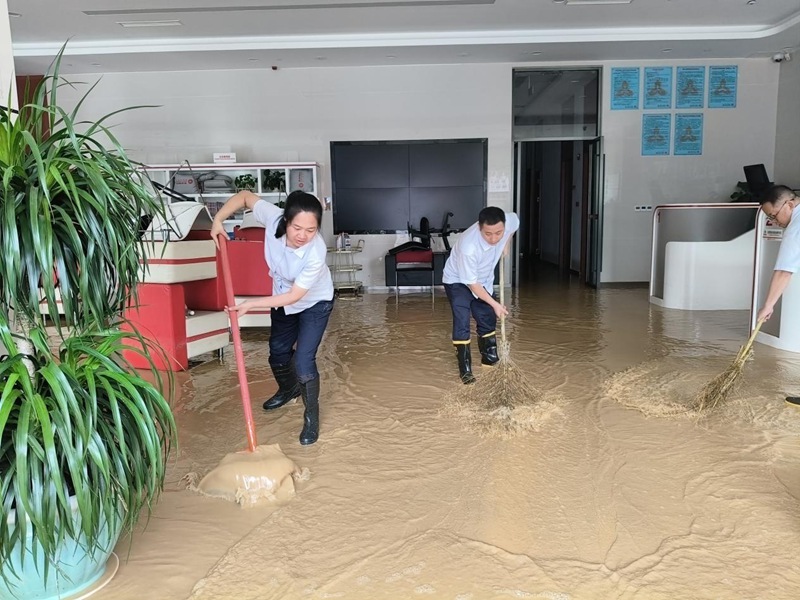 图为榕江支行正在清理淤泥。