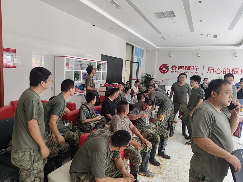 图为应急救援队在榕江支行营业大厅休息。