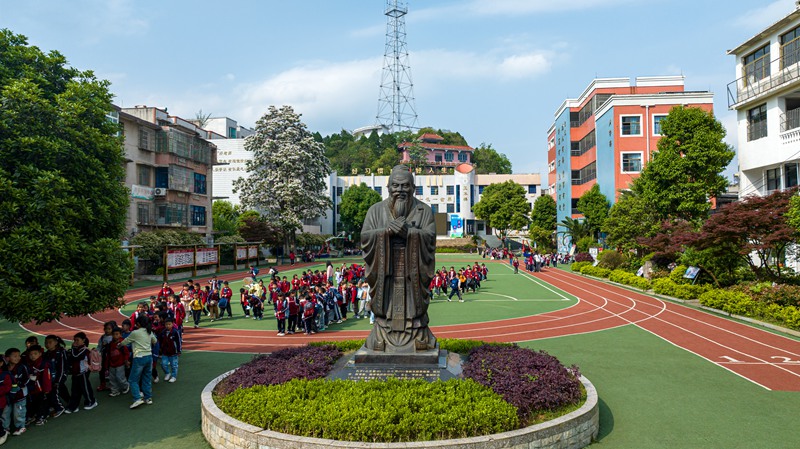 黔西市第一小学校园景色。李亮摄