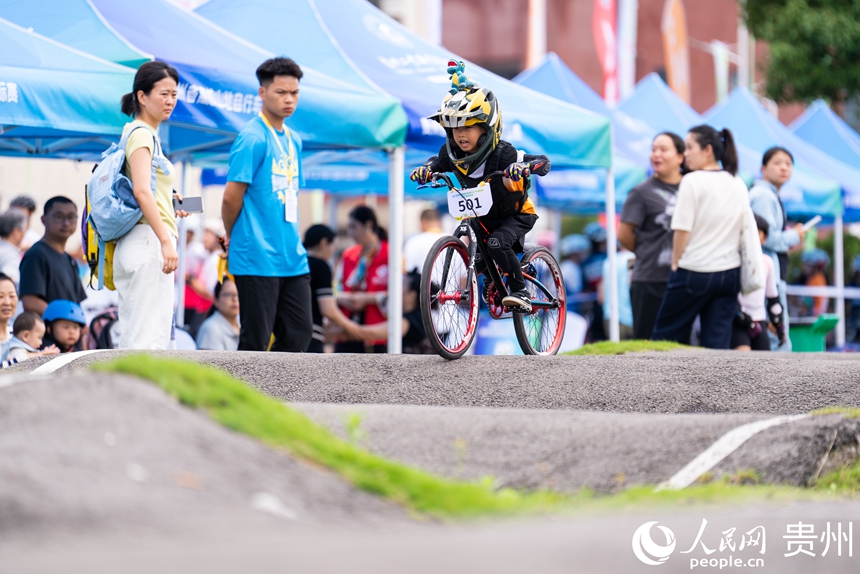 2025年貴州省高校山地自行車錦標賽現場。人民網記者 涂敏攝