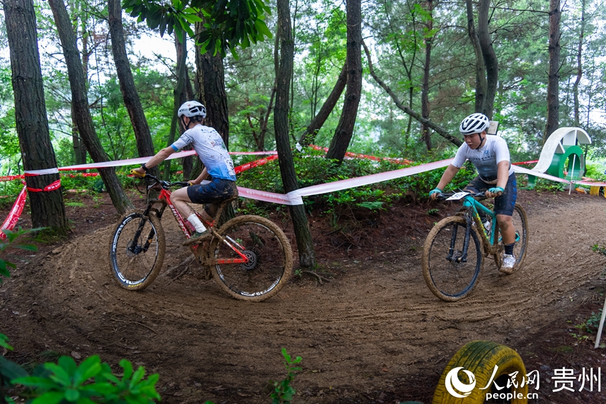 2025年贵州省高校山地自行车锦标赛现场。人民网记者 涂敏摄
