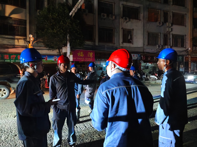 安順供電局搶修隊伍火速集結，對10千伏榕外I回線路展開“地毯式”人工巡查。