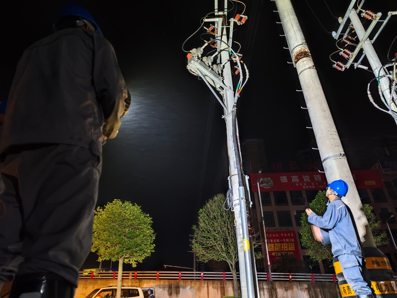 搶修人員對10千伏榕外I回線路展開“地毯式”人工巡查。