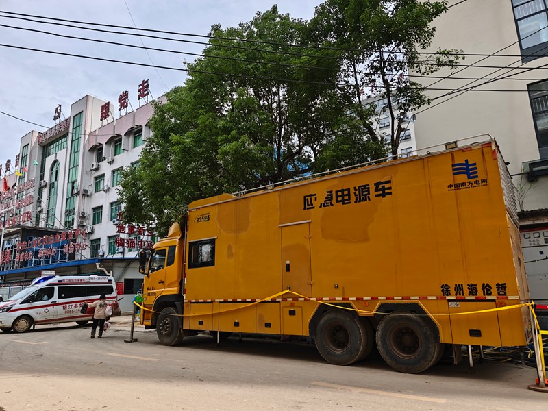 發電車為醫院搭建起臨時供電“安全網”，保障醫療設備正常運轉。
