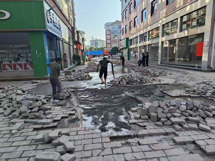 楠木渡镇临江社区楠博小区地面坑洼修补.jpg