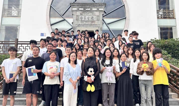 优秀毕业生与旅游管理系学生合影。