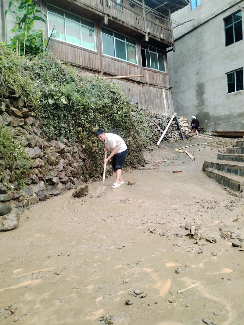 从江县局驻村第一书记袁振琳同志在洪峰过后带头开展灾后清淤工作。