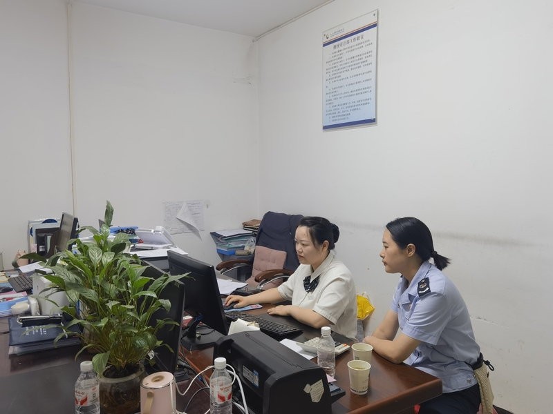 县局年轻干部喻琴迅速赶往受灾企业辅导涉税报损。