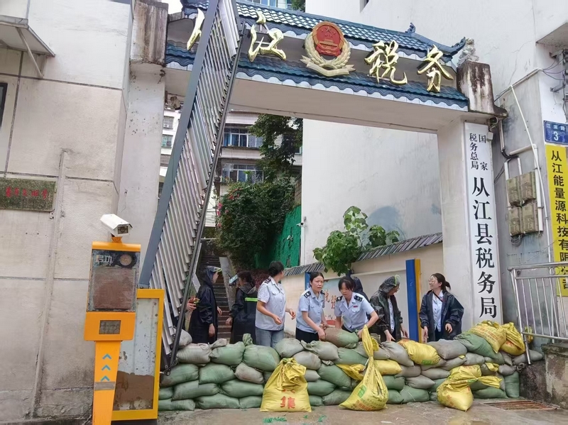 从江县局“娘子军”用沙袋筑起防洪堤坝，抵御第二次洪峰来袭。