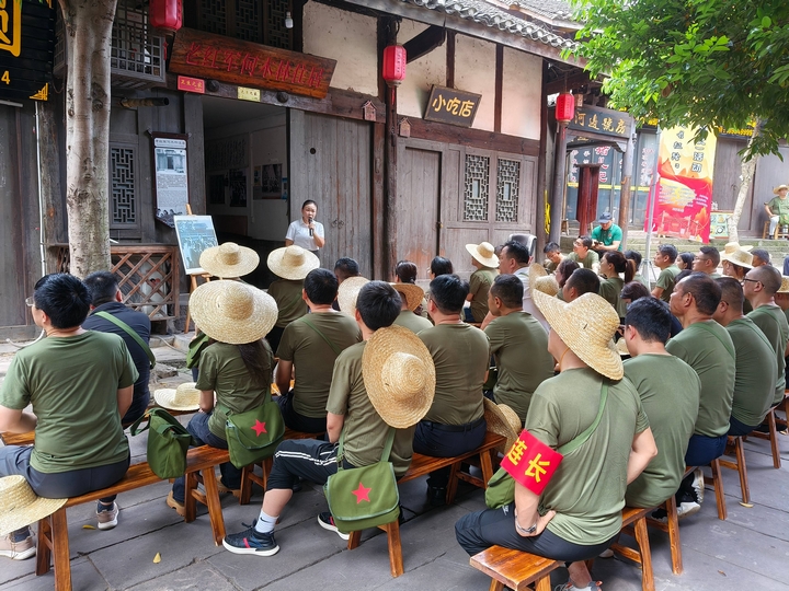 队员们聆听红色故事。习水县融媒体中心供图.jpg