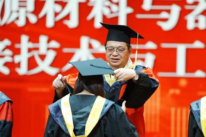 党委书记苏向东为毕业生拨穗.webp.jpg