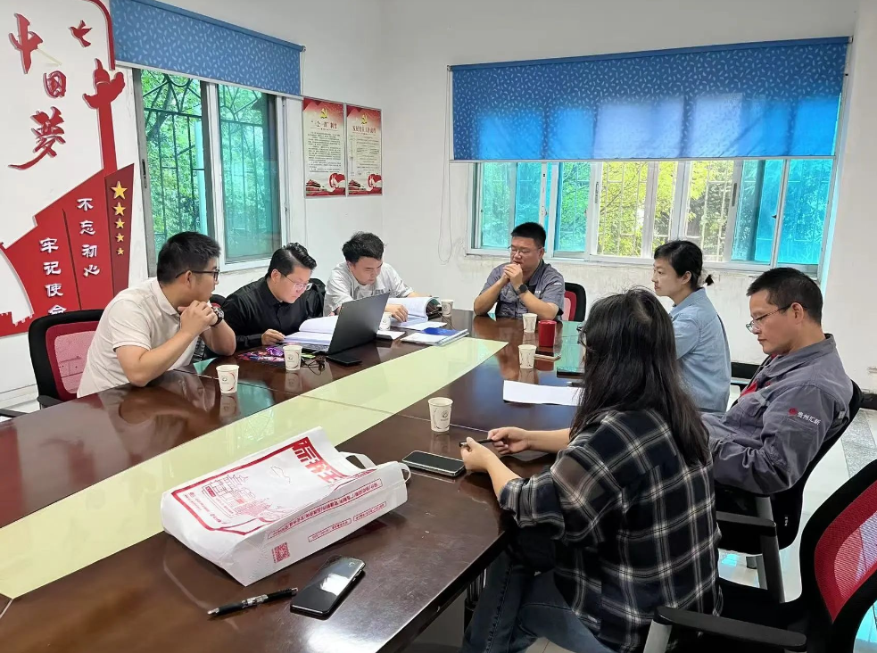 貴陽綜保區產業創新中心與企業相關負責人進行交流。