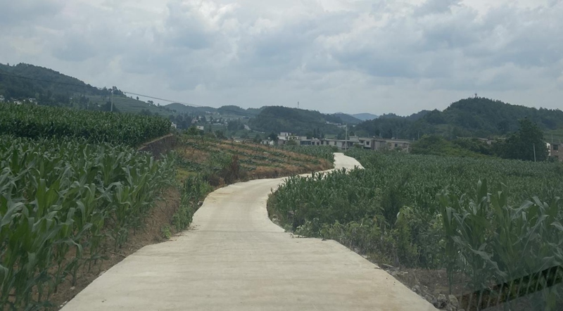 修缮完后的息烽县石硐镇何家洞村坝子边组通组公路。