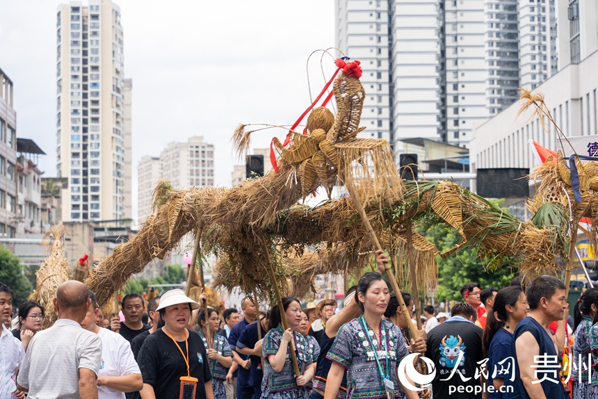 参加2025德江“水龙节”的草龙。人民网记者 涂敏摄