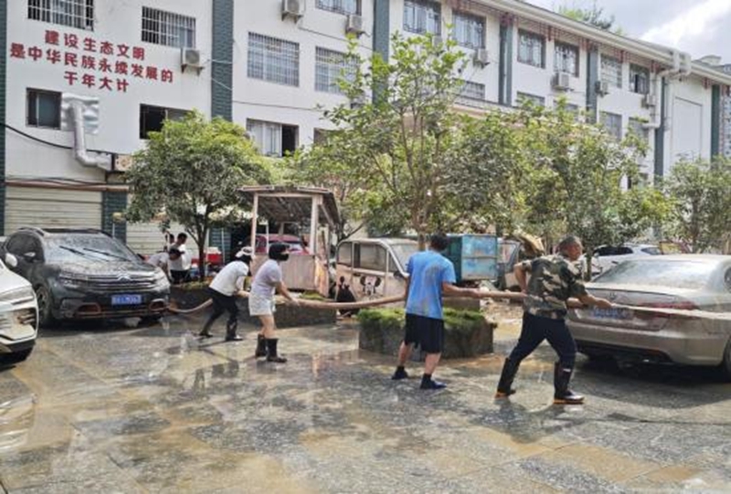 黔东南州生态环境局全力支援榕江县抗洪抢险。
