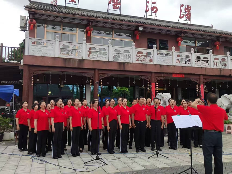 印山社区文艺宣传队大合唱《歌唱祖国》《和谐中国》《灯火里的中国》。