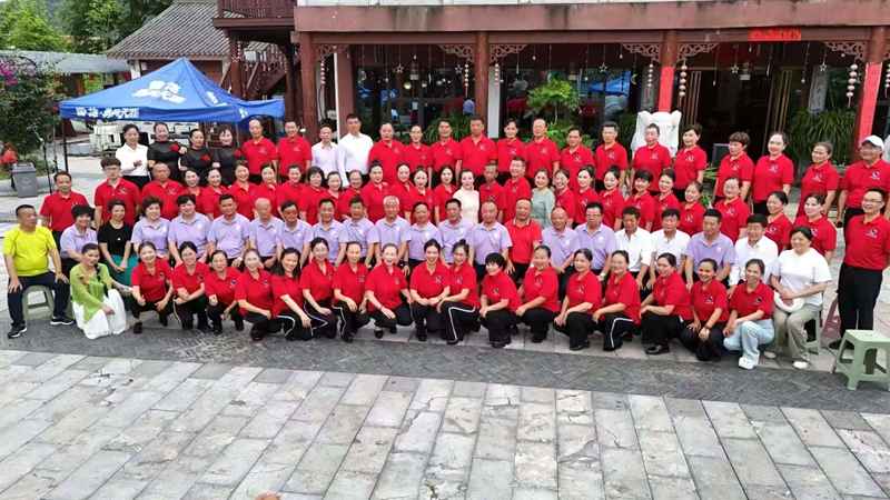 紫雲印山社區文藝宣傳隊與平壩樂友群藝隊演出人員合影。