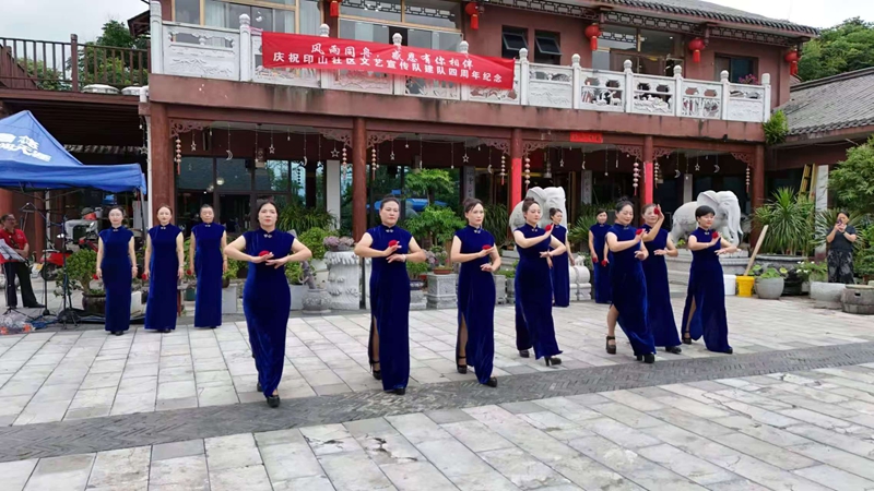 旗袍秀表演《搀扶》。
