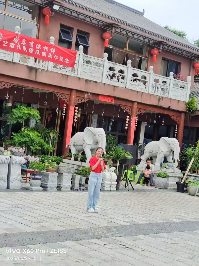 吴丽娜老师独唱《再唱山歌给党听》。