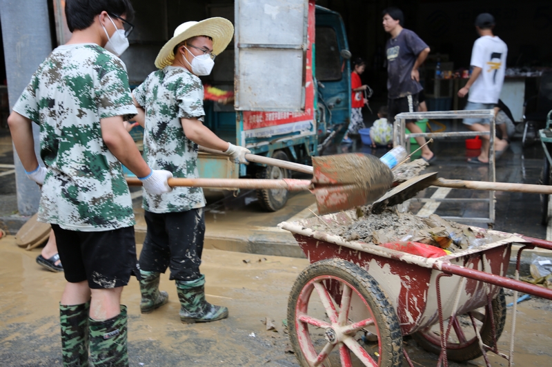 安排好驻村各项工作后，杨福兵奔赴榕江县城参与全城灾后重建，到税务网格区进行垃圾清理和道路清洗工作。