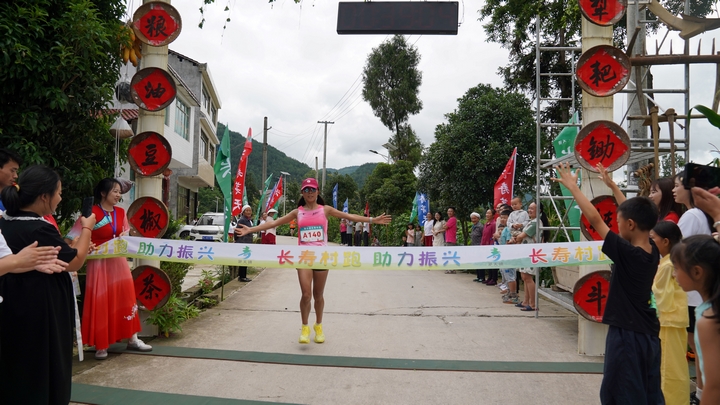 2025年6月28日茅天镇“村跑”现场选手冲线。何芳 摄.JPG