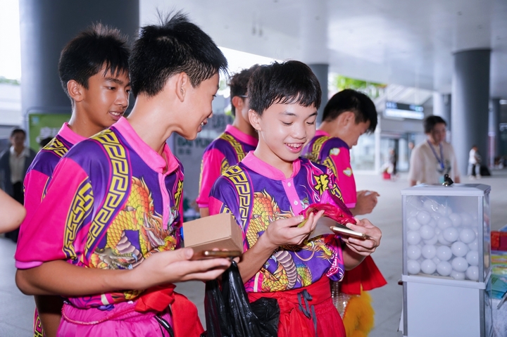 小朋友正在品尝罗甸火龙果.jpg