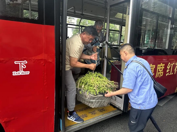 菜农也有“专车”!南明区永乐乡“响应式惠农专线”今天开通。