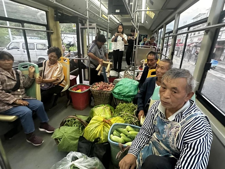 菜农也有“专车”!南明区永乐乡“响应式惠农专线”今天开通。