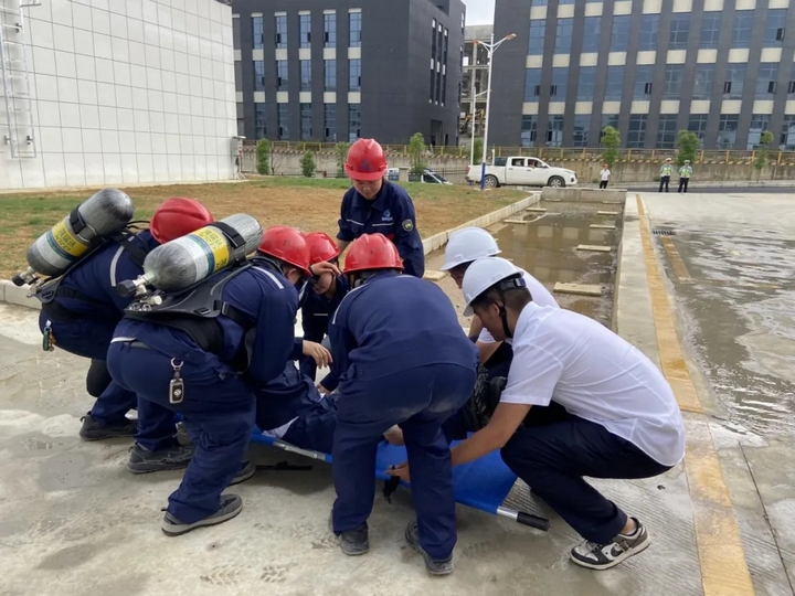 抢险组深入核心区搜救并成功转移“失联人员”.webp.jpg