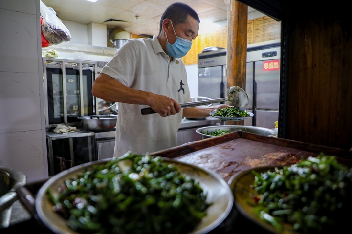 合约食堂的工作人员在准备餐食.JPG