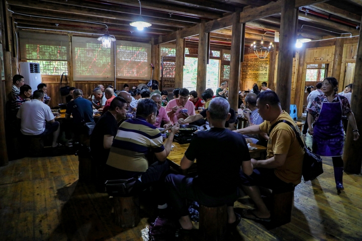 合约食堂里的酒席.JPG