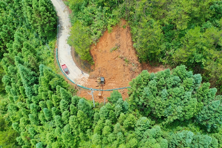 南明镇道路塌方路段。姜泽光摄
