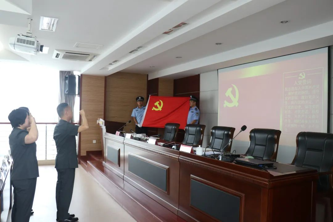 现场宣誓。
