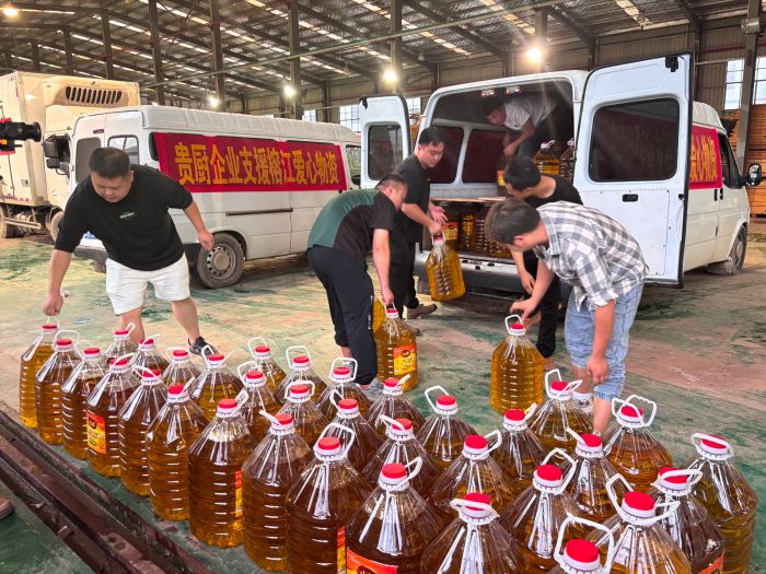 籌集的物資運往榕江縣。
