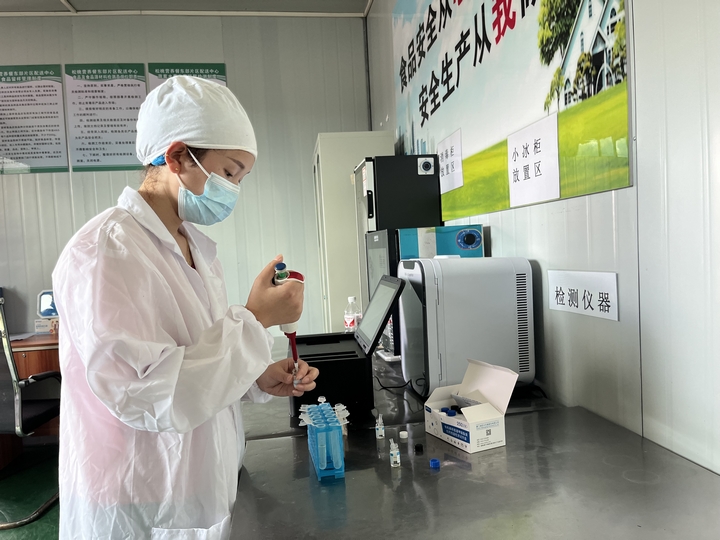 鬆桃鴻途教育投資有限公司分揀中心檢測室對當日食材進行二次檢測.jpg