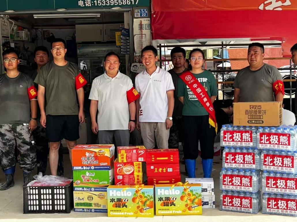 該行工作人員為救援人員配送物資.png
